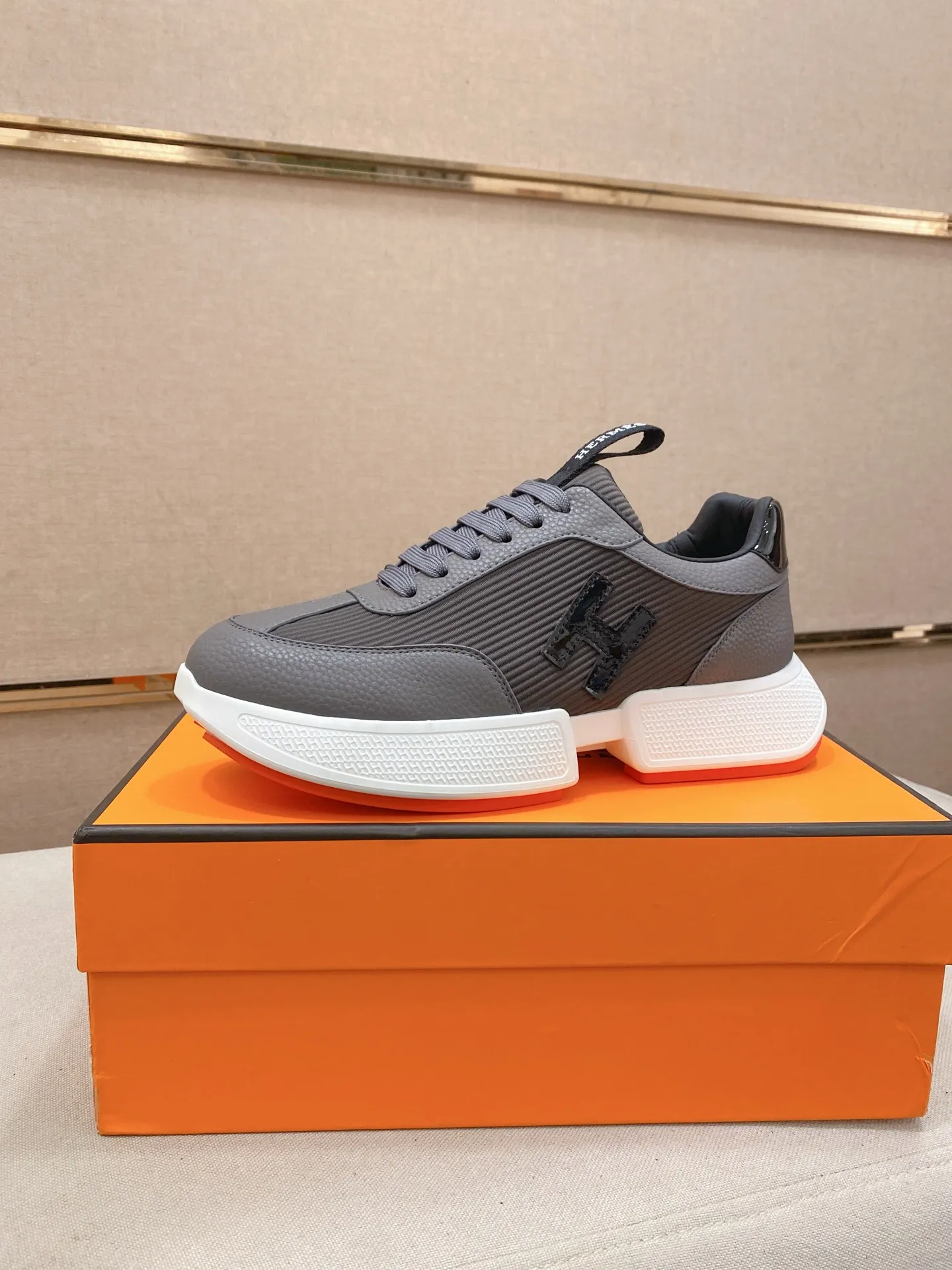 Ex-factory price: 460💰《HERMES》【Classic original single version】Hermès; top 🔝purchasing agent🔍🔍men's latest 🇺🇸 counter sales simultaneously, imported from Italy original ▲▲cowhide ▲▲ (high-end, nobility, class) ) Exquisite workmanship (Italian 🇮🇹 imported water-dyed 🐂 cowhide lining) sole: original sole provided by the original factory, ⚠️exclusive double-layer activity·TPR·rubber·combined molded outsole; super comfortable·wear-resistant·non-slip·environmental protection The real thing is more beautiful if you take the real thing (high quality, follow the order). You can enter and exit the counter at will * Number of yards: 38-44 (45 can be customized and cannot be returned or exchanged)